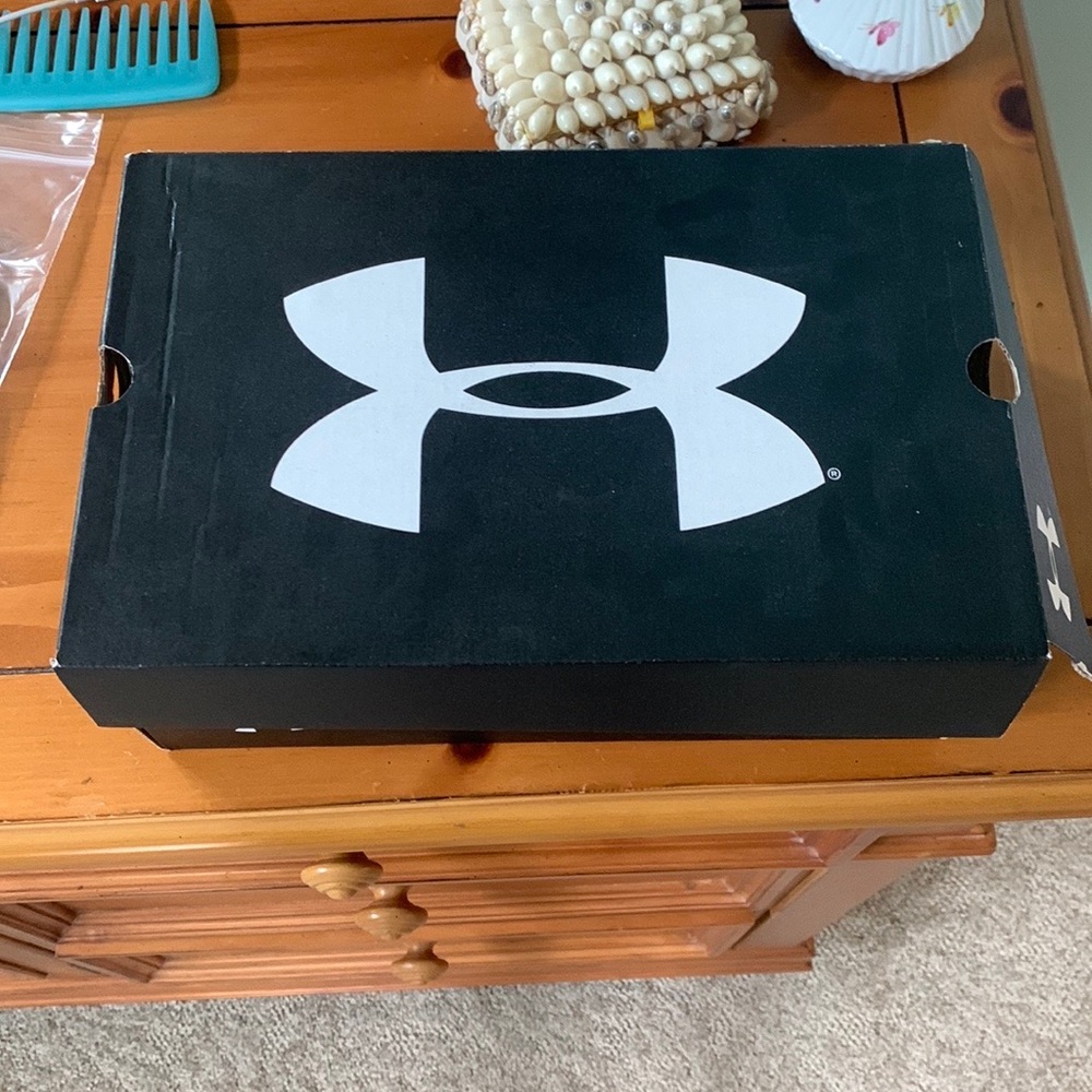White under armpit mens cleats (NEVER WORN)
